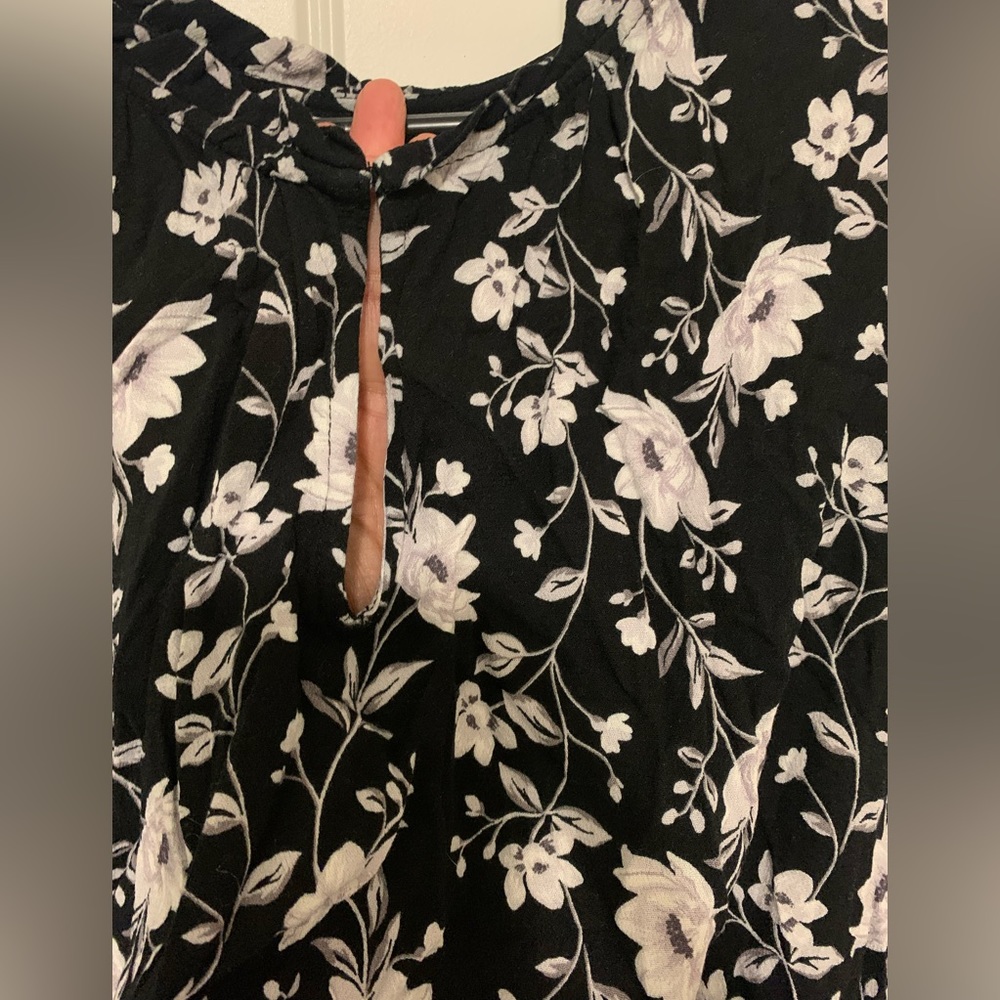 🔥2/$20🔥 Black floral dress sz L. Keyhole in front. Elastic at end of sleeves - Picture 2 of 3